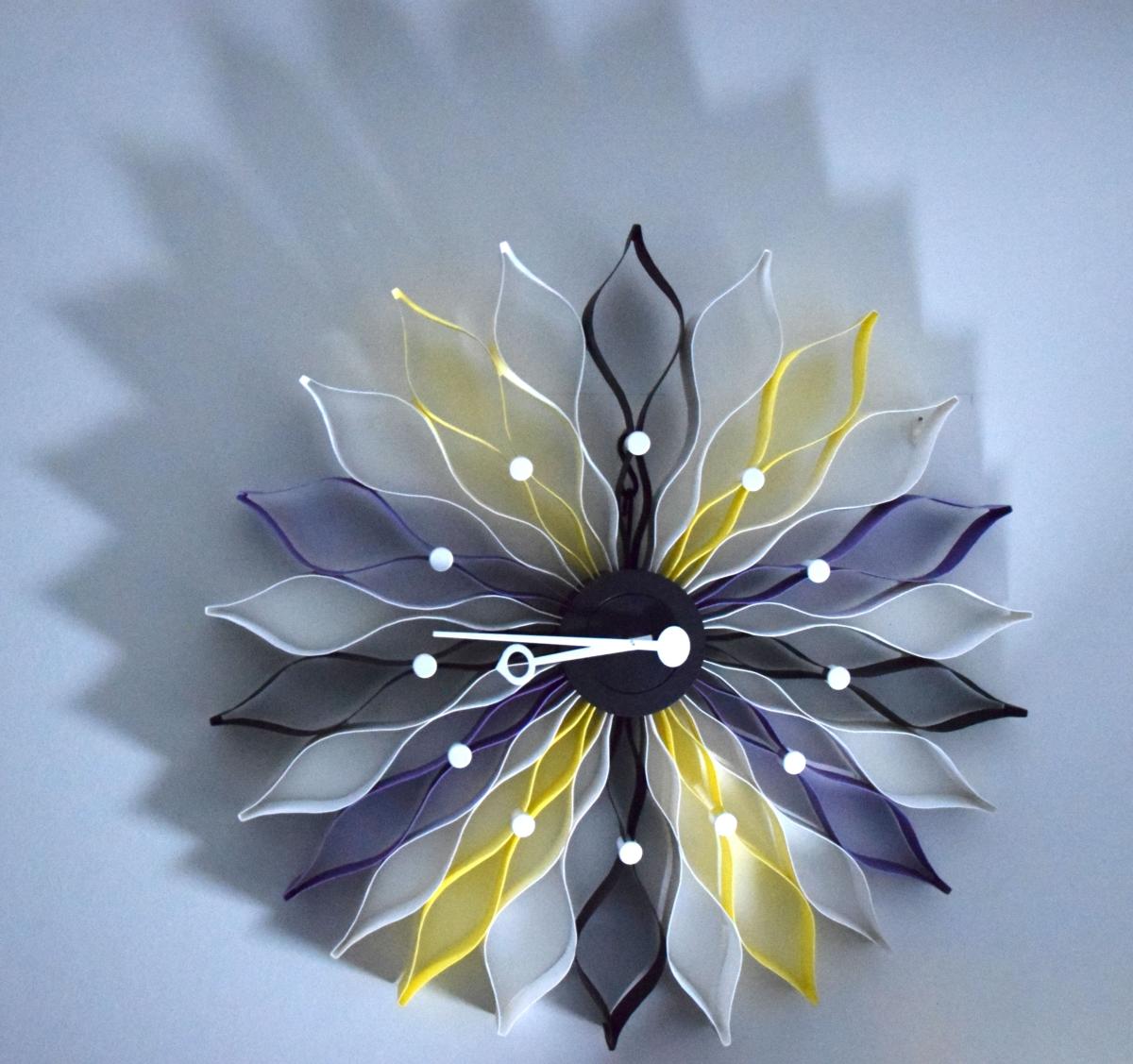 HORLOGE COLOREE ET FLEURIE 100% PERSONNALISABLE !